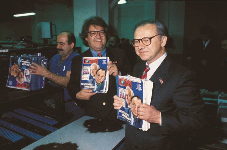 Ein Foto, das Geschichte machte. Verleger Hubert Burda und Chefredakteur Helmut Markwort präsentieren 1993 in der Druckerei den ersten FOCUS